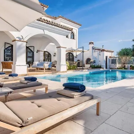 Andalusian Style With Private Pool & Jacuzzi 别墅 *