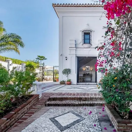 Andalusian Style With Private Pool & Jacuzzi 别墅